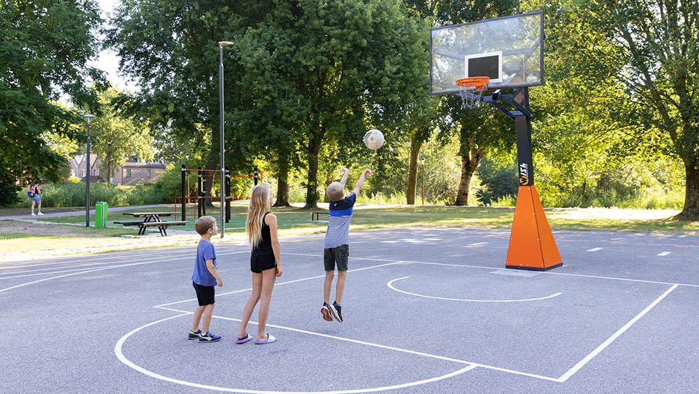 Basketballende kinderen